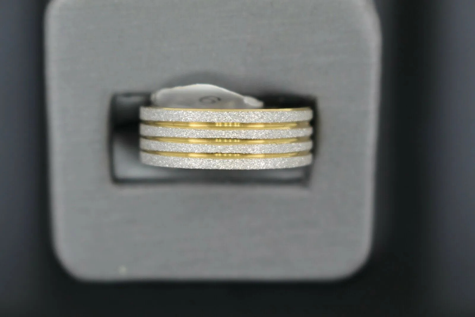 18k Solid Gold Elegant Ladies Modern Sand Finish Band Ring R9164m